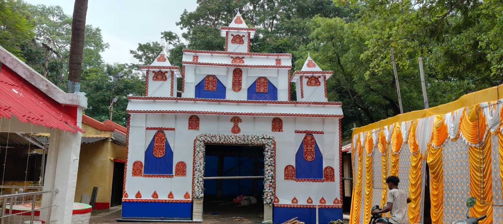 Chaibasa News : रेलवे संरक्षा व सुरक्षा की सीख दे रहे पंडाल