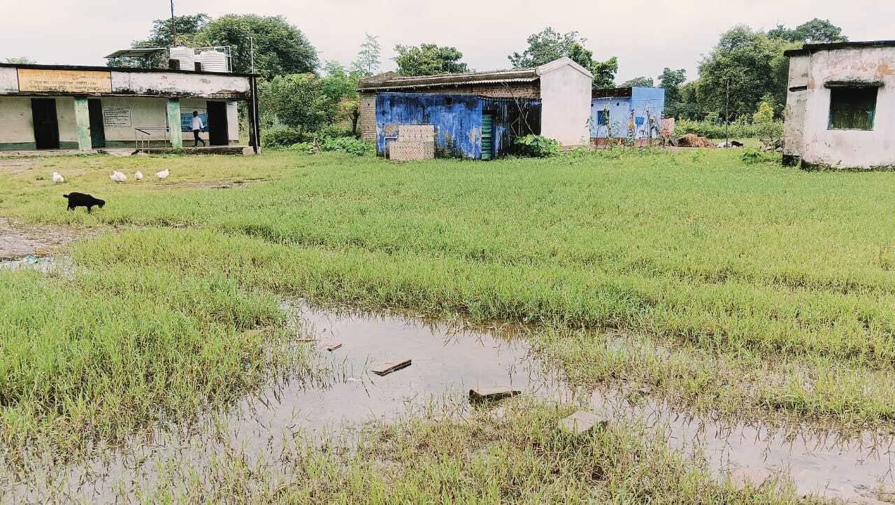 Chaibasa News : मवि सिकिदीकी की छत जर्जर, मैदान में जलजमाव