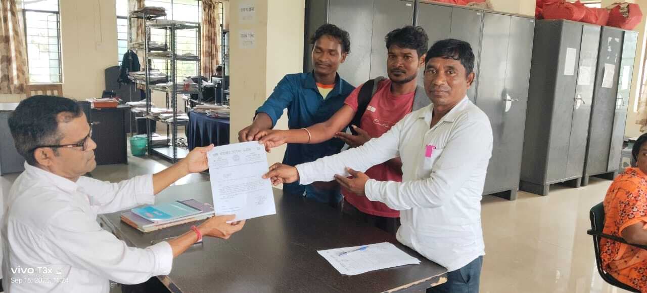 East Singhbhum News : मुसाबनी के 10 टोलों में नहीं पहुंची बिजली ढिबरी और मोमबत्ती के सहारे जी रहे लोग