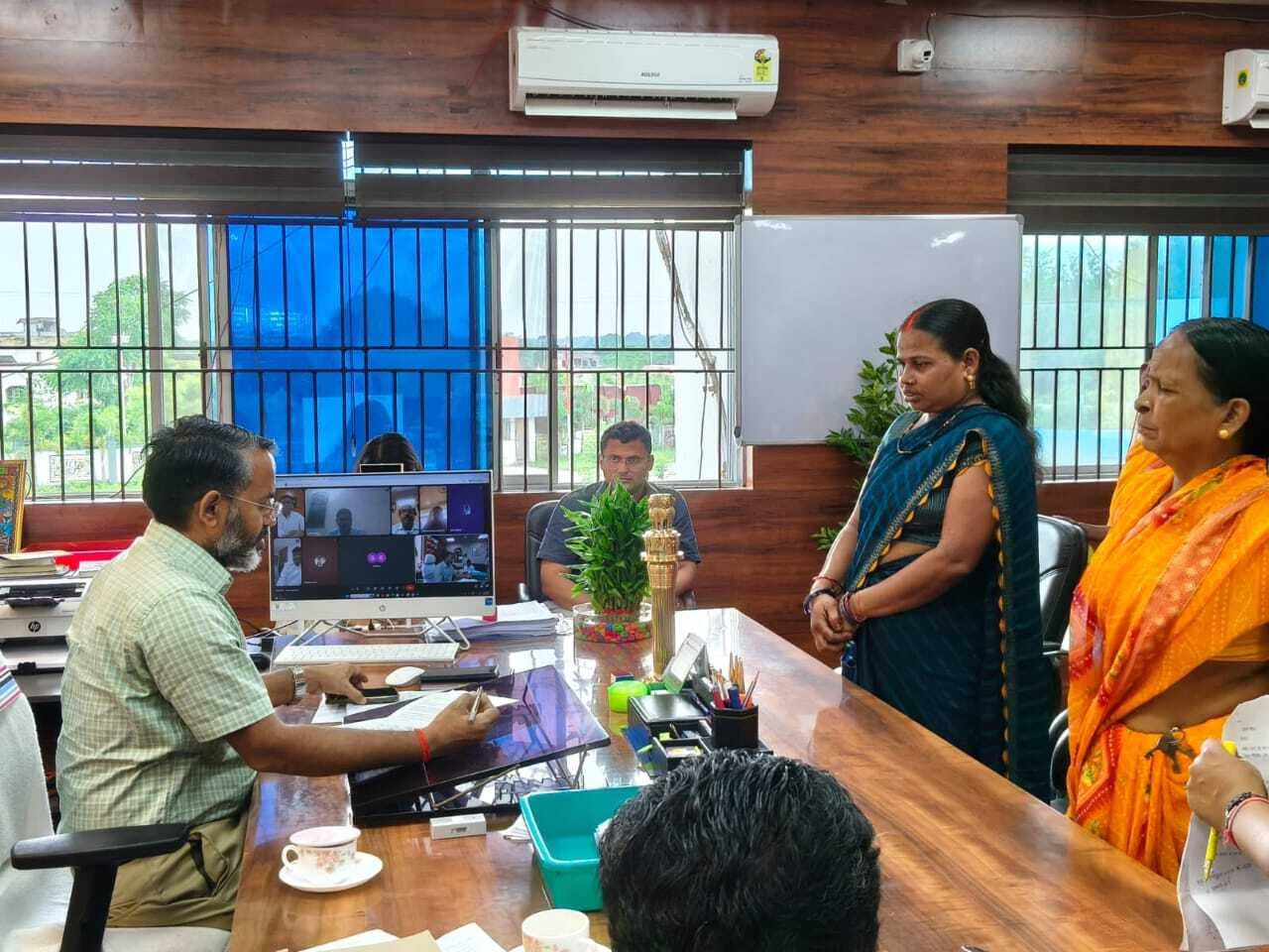 <bha>--</bha>डीसी ने लगाया साप्ताहिक जनता दरबार, सुनीं शिकायतें