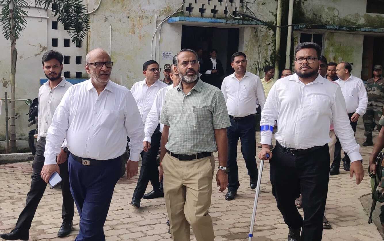 जिला एवं सत्र न्यायाधीश और डीसी ने कोर्ट परिसर में चल रहे कामों का किया निरीक्षण