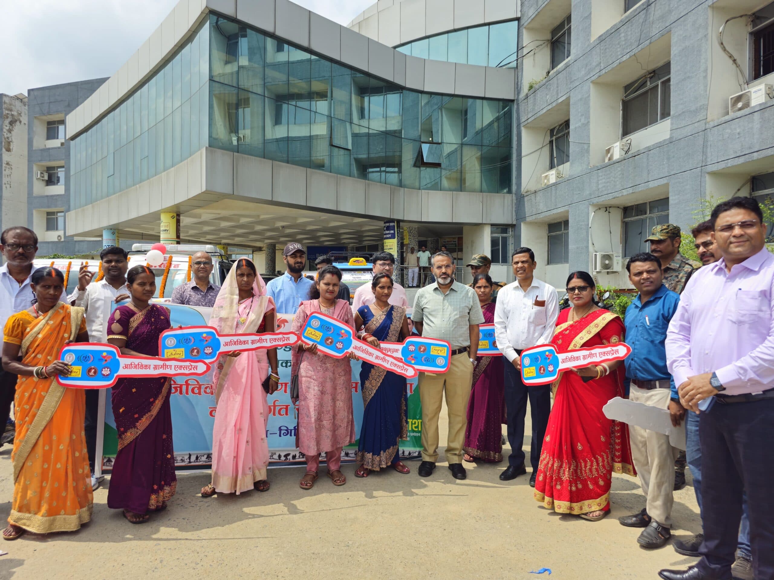 <bha>--</bha>जेएसएलपीएस की दीदियों को डीसी ने सौंपा सवारी वाहन, हरी झंडी दिखा किया रवाना