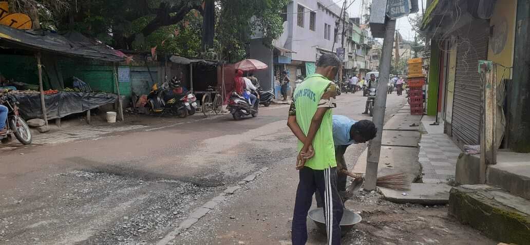 East Singhbhum News : सड़क मरम्मत में रोड़ा बनी बारिश