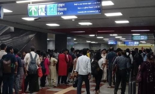 ईस्ट-वेस्ट कॉरिडोर में दो घंटे बाधित रही मेट्रो सेवा, यात्रियों का फूटा गुस्सा