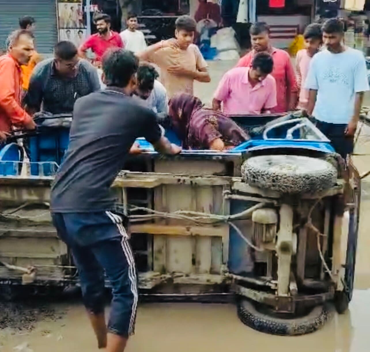 कोयलादेवा बाजार की जर्जर सड़क पर पलटा इ-रिक्शा, चार महिलाओं समेत पांच घायल