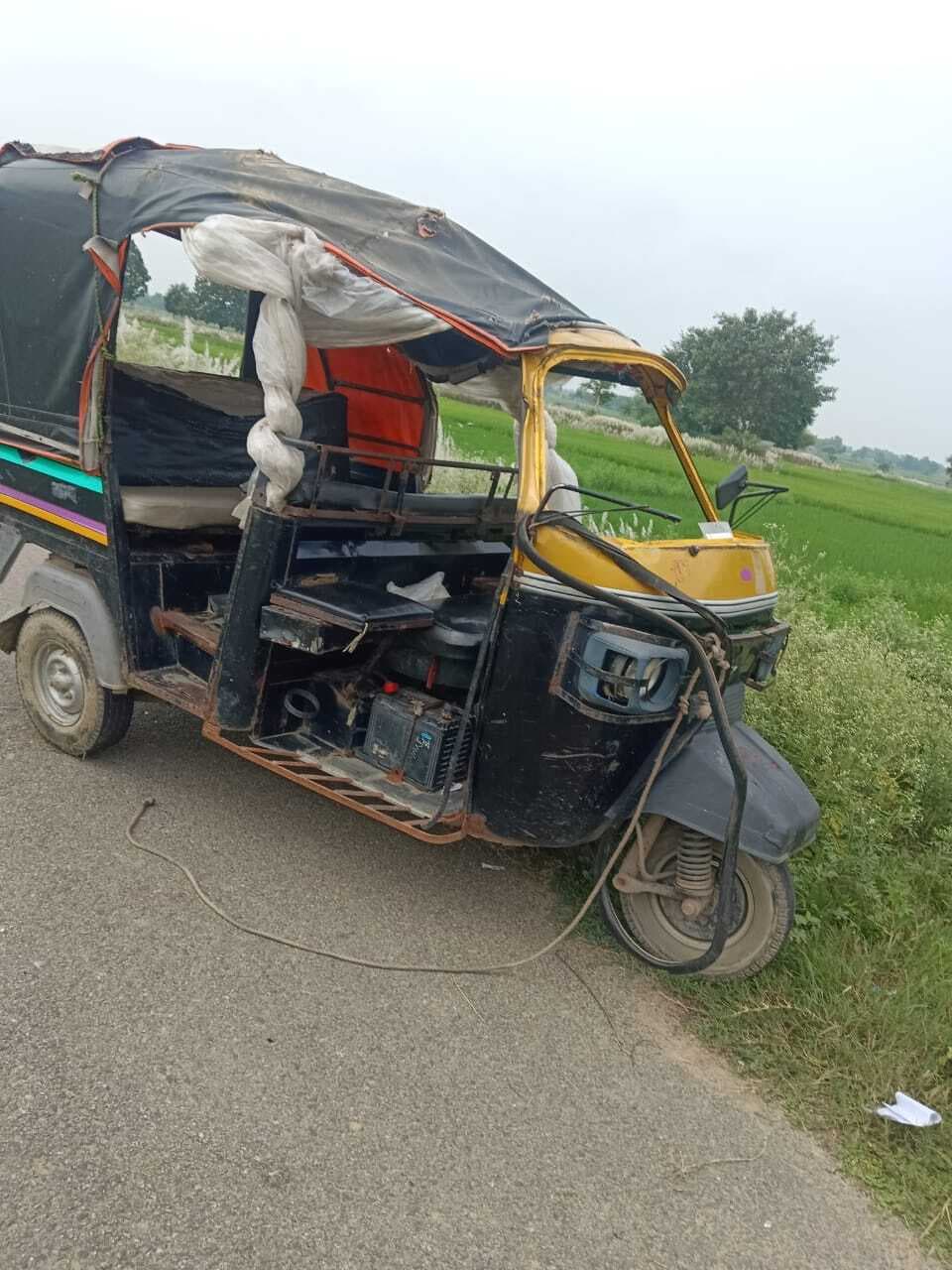 इगुनियाटाड में सवारियों से भरा ऑटो पलटा, आधे दर्जन मजदूर घायल