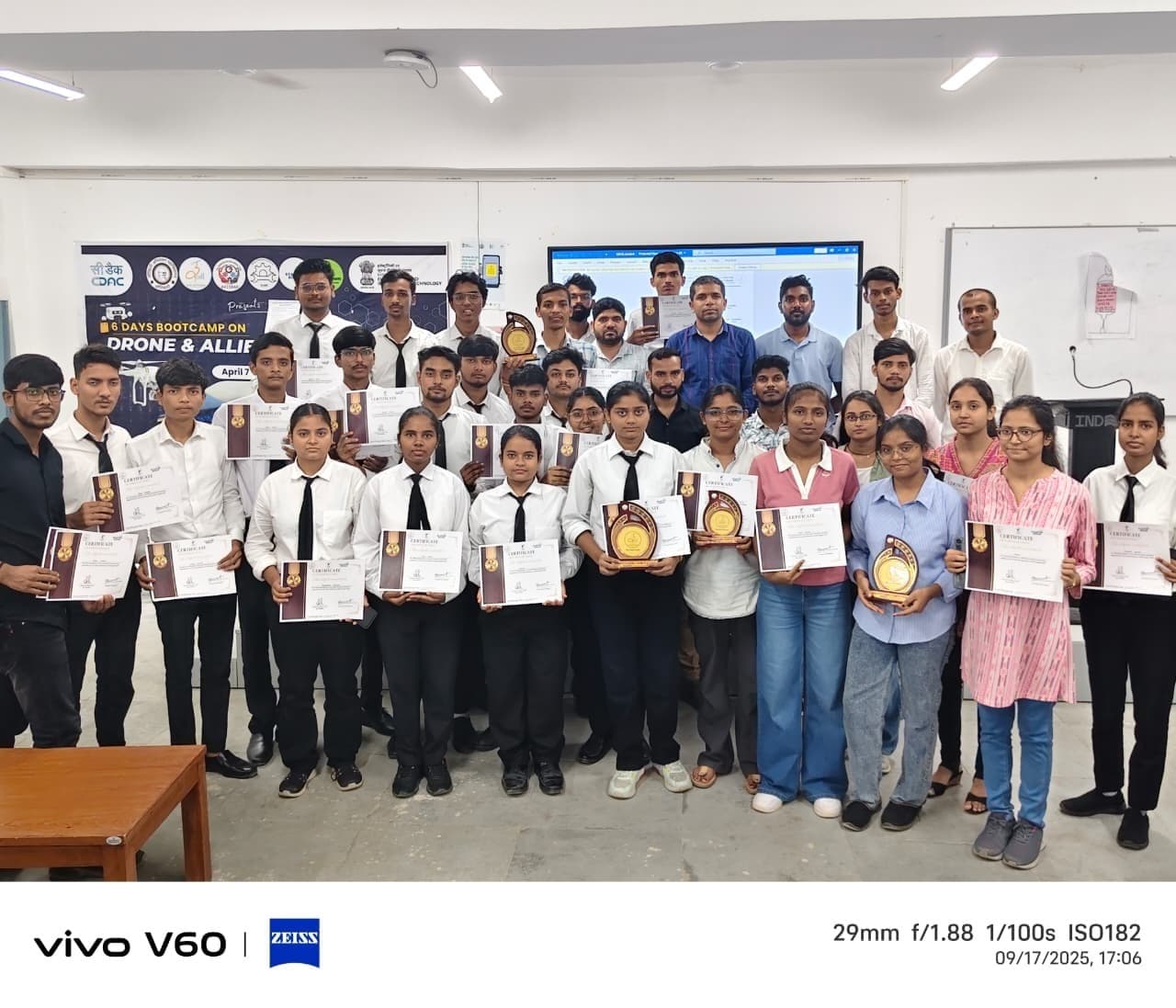 Motihari : जीवन का सामान्य हिस्सा है जीत और हार,परिणाम की चिंता करने की बजाय आगे बढ़ें छात्र : प्राचार्य