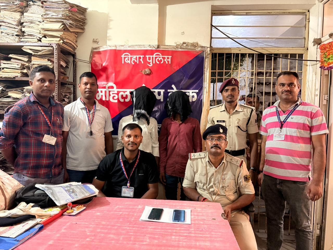 चोरी के मोबाइल के साथ दो युवक गिरफ्तार
