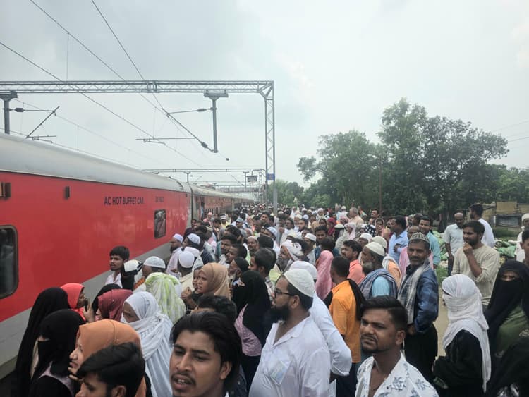 155 यात्रियों का जत्था उमराह रवाना