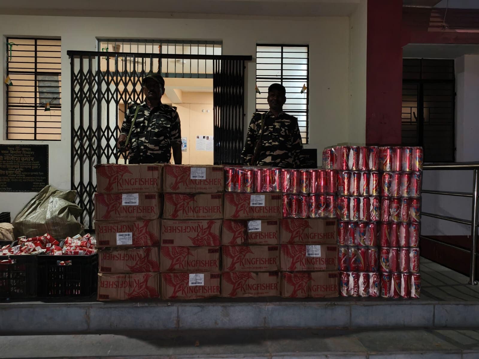 नाव से भारी मात्रा में विदेशी शराब बरामद