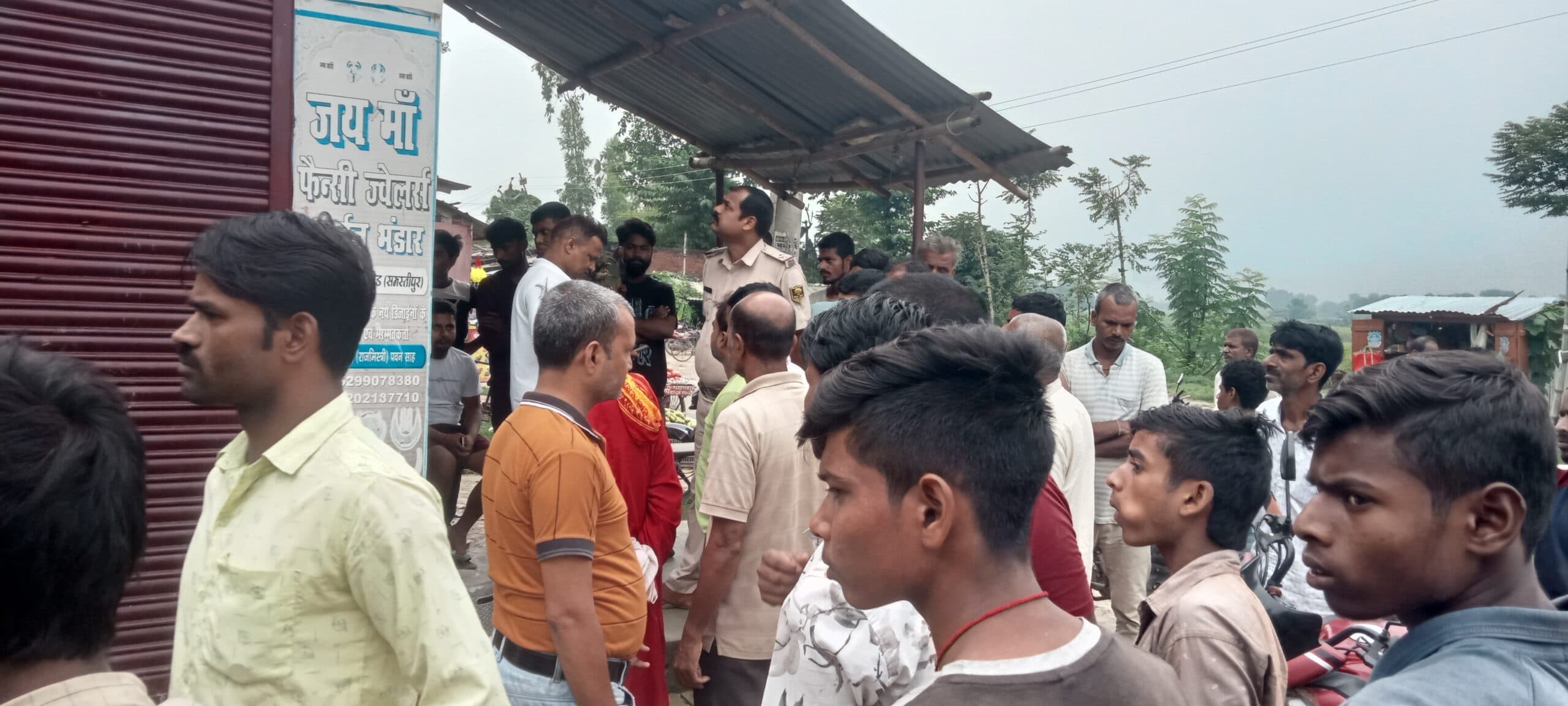 Samastipur News:बारा चौक पर शटर तोड़कर दो ज्वेलरी व जनरल स्टोर लाखों की चोरी