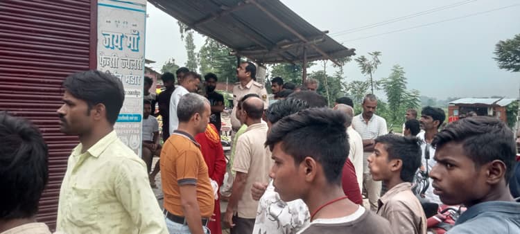 Samastipur News:बारा चौक पर शटर तोड़कर दो ज्वेलरी व जनरल स्टोर लाखों की चोरी