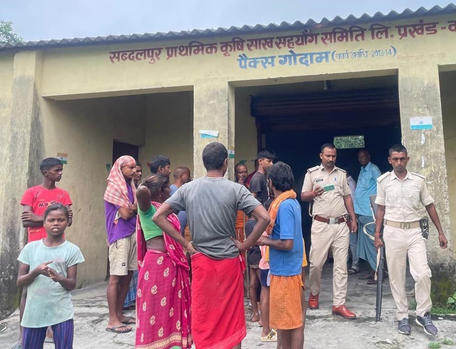 सब्दलपुर पैक्स गौदाम  का ताला तोड़  50 हजार के सामान की चोरी