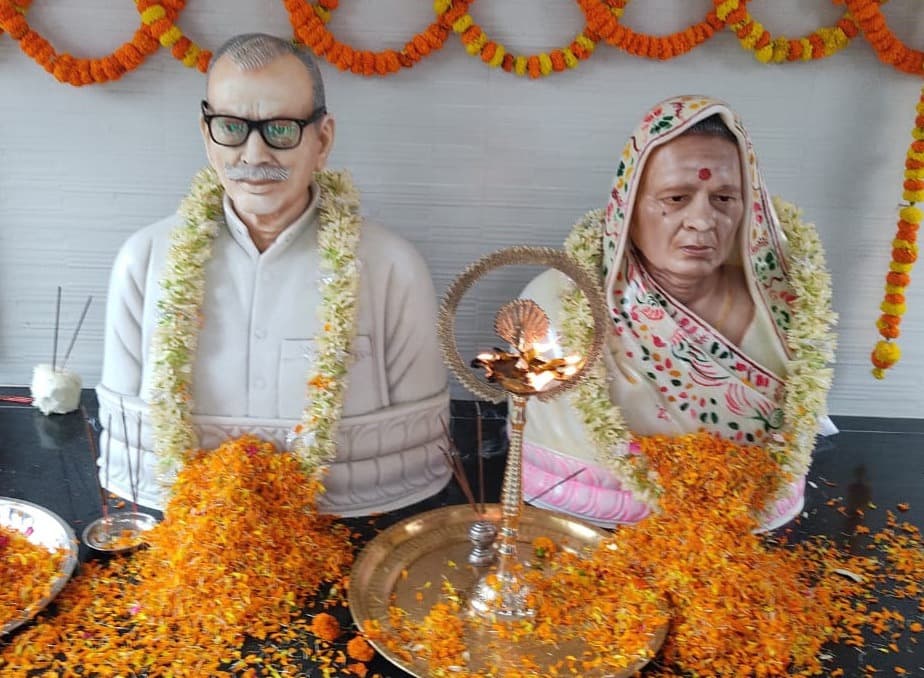 श्रद्धांजलि समारोह आयोजित कर प्रतिमा का किया अनावरण