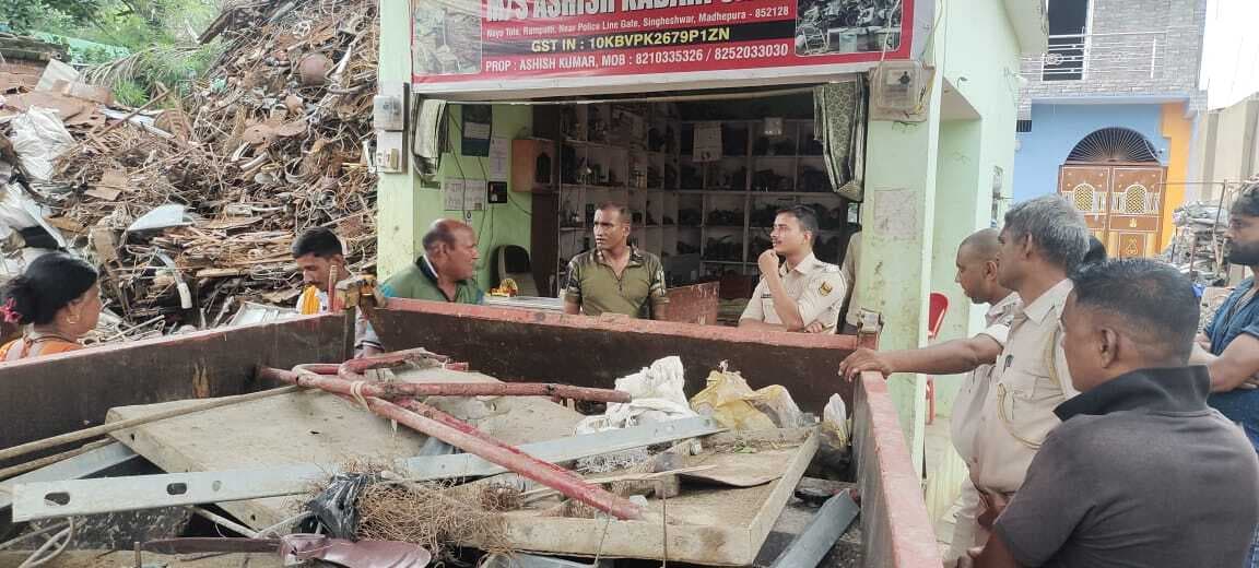 कबाड़ी की दुकान से चोरी के सामान सहित ट्रैक्टर जब्त