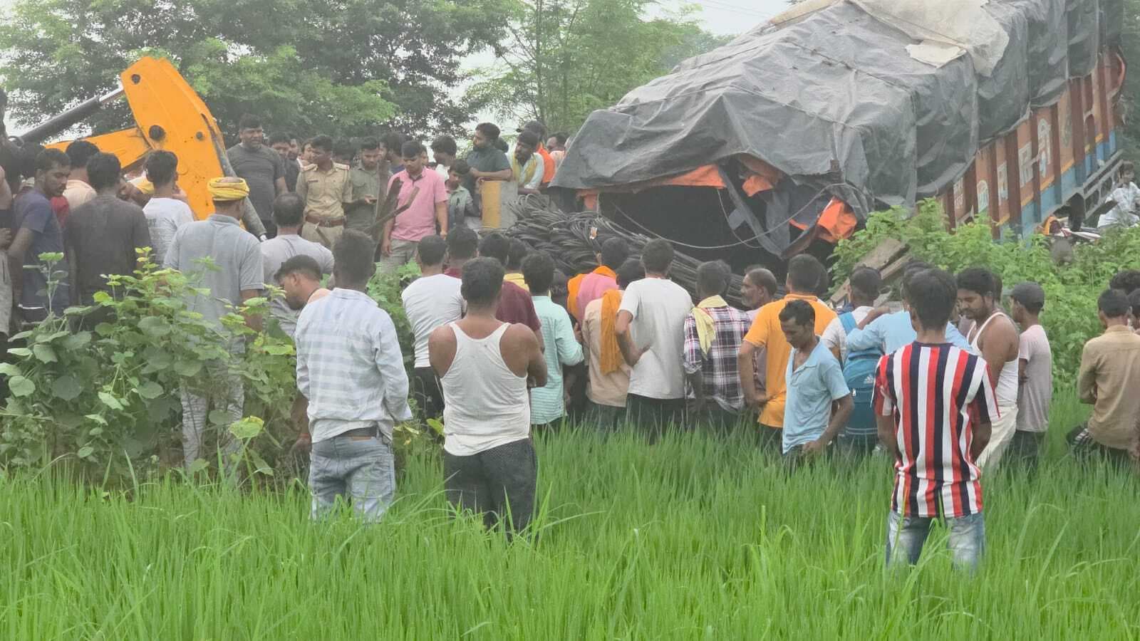 सड़क हादसे में ट्रक के चालक व खलासी की मौत