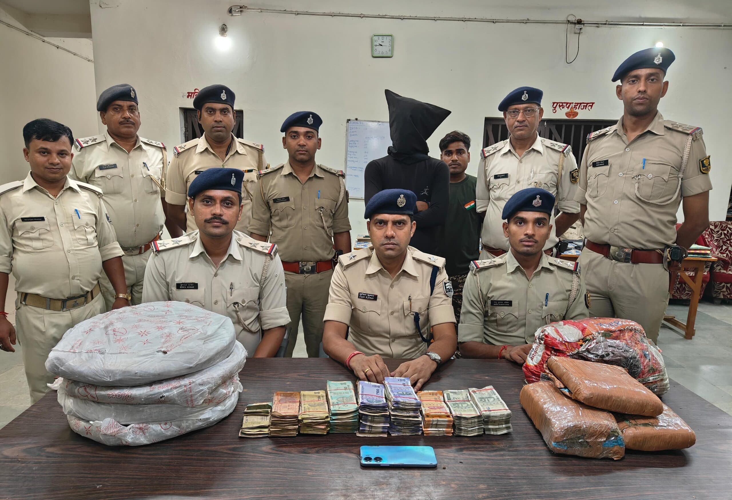 तस्कर गिरफ्तार, घर से 15.840 किलो गांजा व 3.77 लाख जब्त