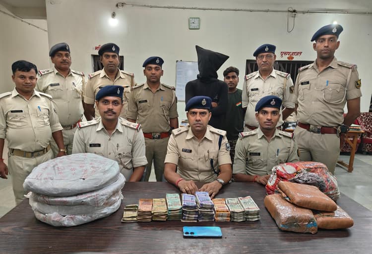 तस्कर गिरफ्तार, घर से 15.840 किलो गांजा व 3.77 लाख जब्त