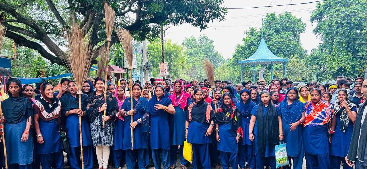 वेतन मिलने में विलंब को लेकर निगम के एनजीओ सफाईकर्मियों ने किया प्रदर्शन