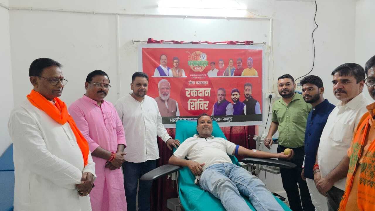 भाजपा कार्यकर्ताओं ने मनाया पीएम नरेंद्र मोदी का जन्मदिन