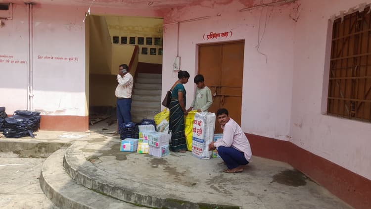 स्कूलों में  बच्चों को दी जा रही पाठ्य सामग्री, शिक्षा को बढ़ावा देने की पहल