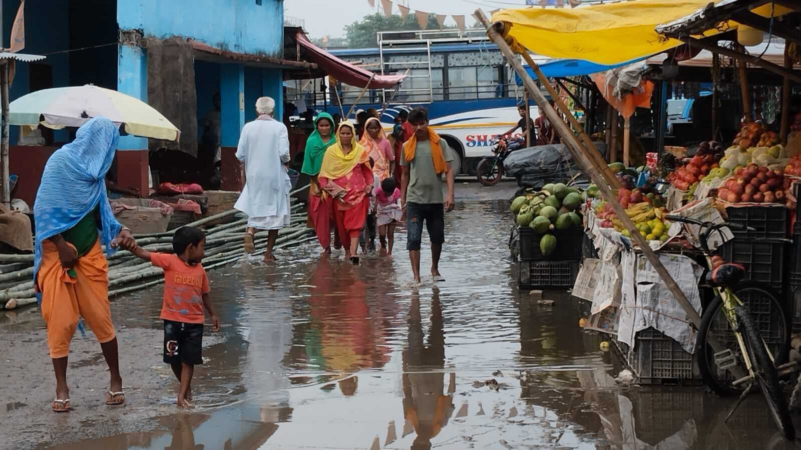 अंबेडकर चौक से मंदिर तक गंदे पानी से होकर गुजरने को मजबूर ग्रामीण
