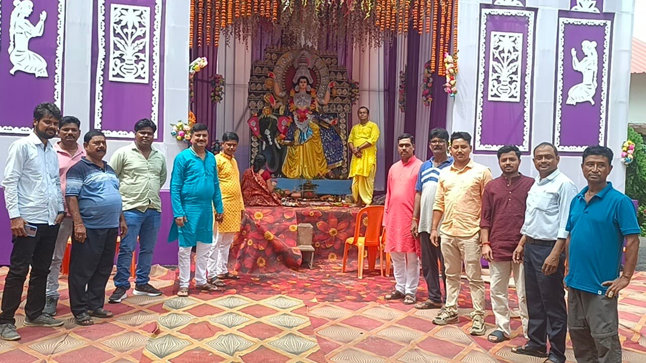 विधि-विधान के साथ श्रद्धालुओं ने की विश्वकर्मा पूजा, पंडालों में उमड़ी लोगों की भीड़