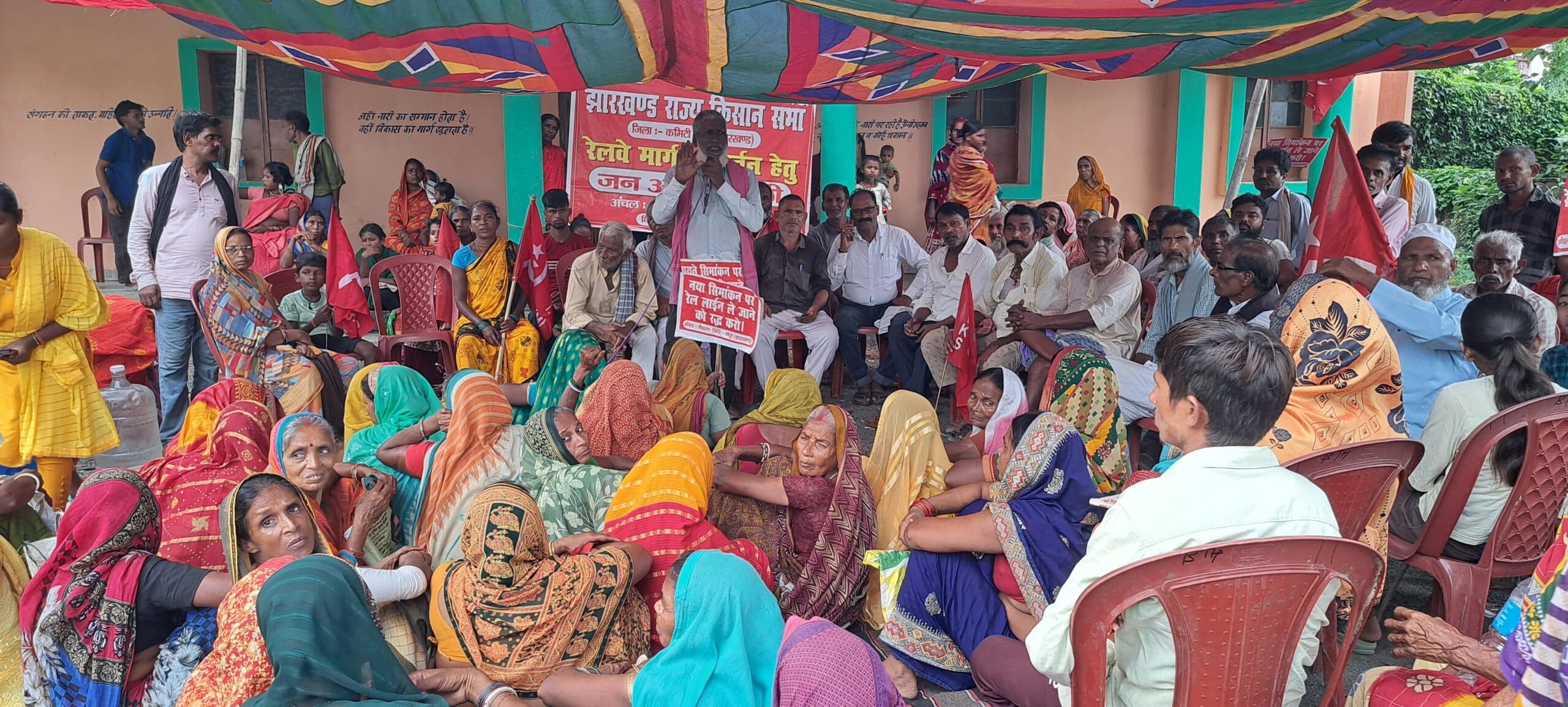 सात सूत्री मांगों को लेकर किसानों ने प्रखंड परिसर में दिया धरना