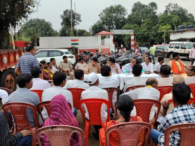 Deoghar news : आयोजकों से पूजा के लिए कमेटी गठित करने व समस्याएं बताने का प्रशासन ने किया आग्रह