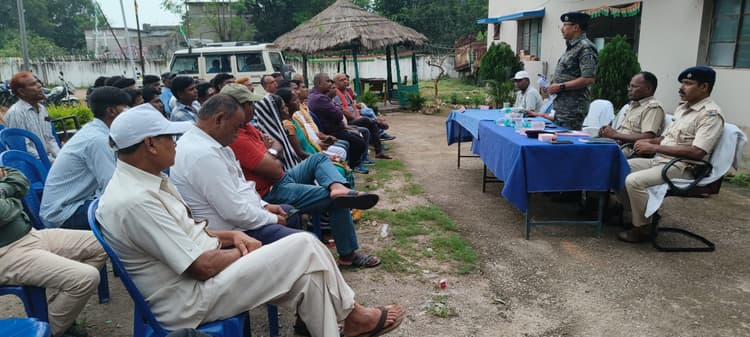 मैक्लुस्कीगंज थाना में दुर्गा पूजा को लेकर शांति समिति की बैठक