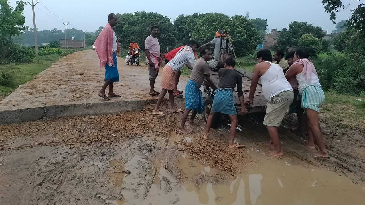 वैकल्पिक रास्ता नहीं बनने पर नारायणपुर के ग्रामीणों ने जताया विरोध
