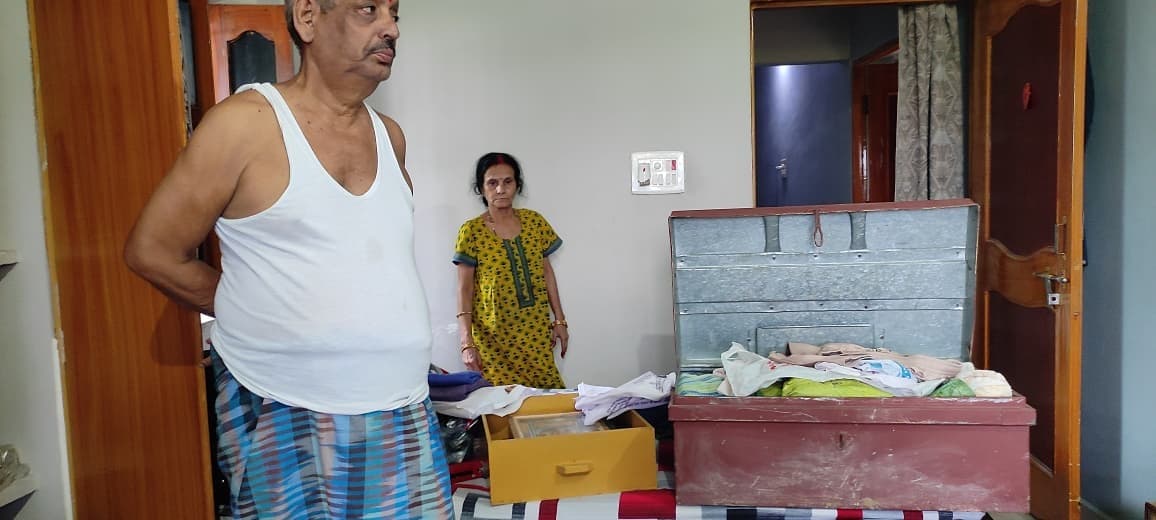 एमयू से सेवानिवृत्त कर्मी के घर से तीन लाख के जेवर व कपड़ों की चोरी