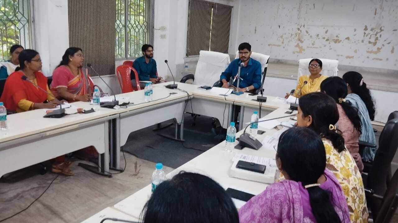 Deoghar News : जिले की छात्राएं किशोरी योजना से नहीं रहे वंचित : डीडीसी