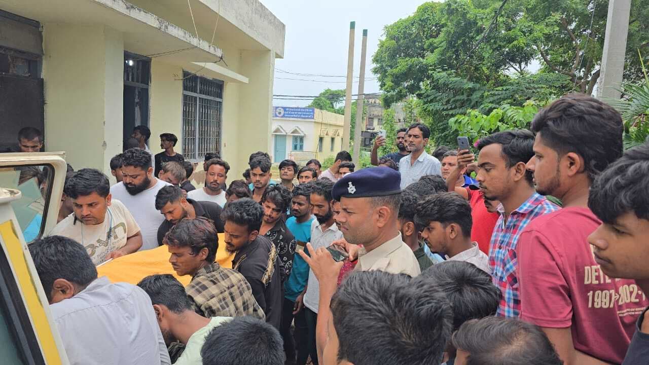 तेज रफ्तार स्कूटी डिवाइडर से टकरायी, युवक की मौत, दो रेफर