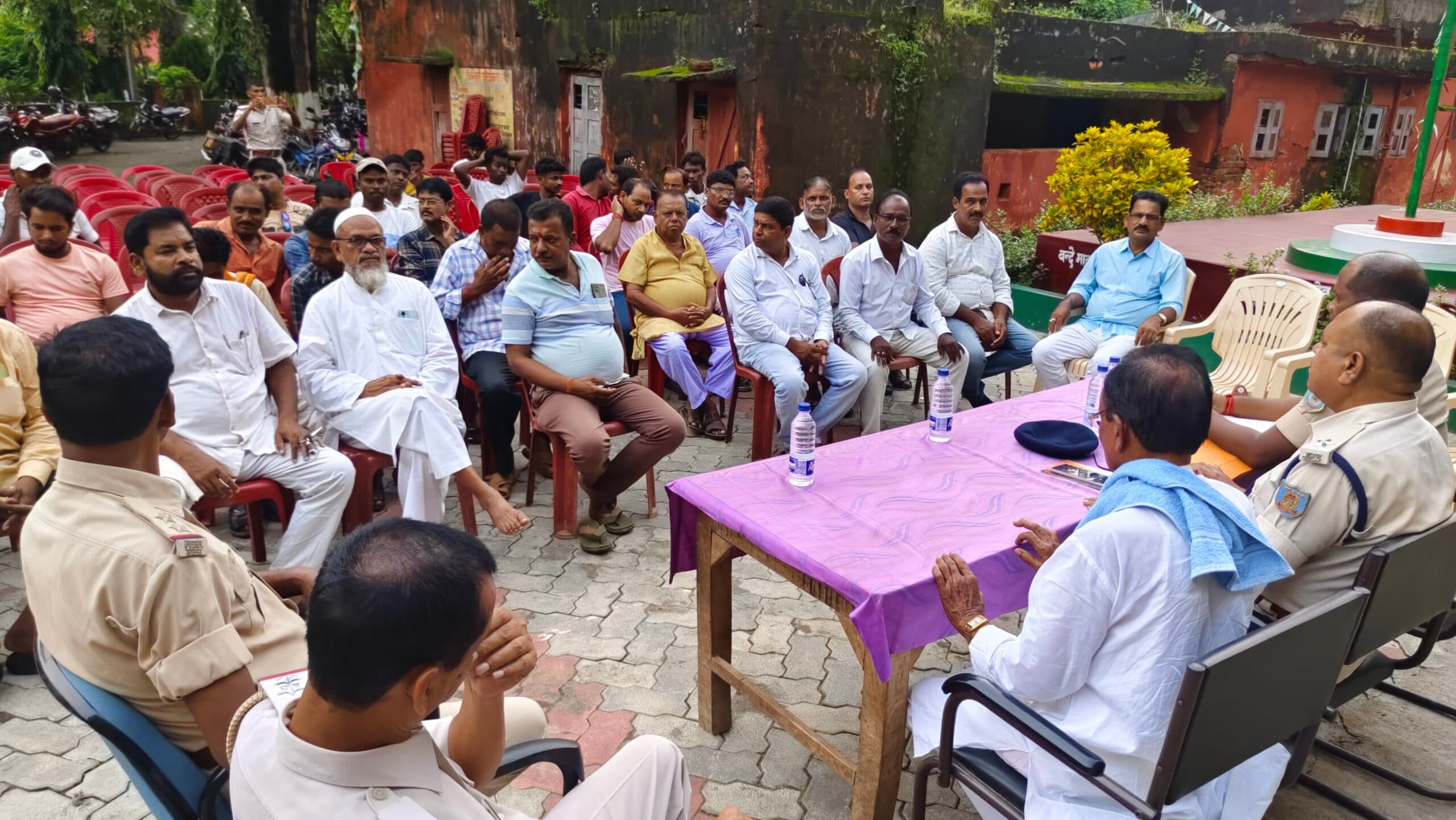 Deoghar news : पर्व के दौरान अफवाहों पर न दें ध्यान, आसपास की संदिग्ध गतिविधियों पर रखें नजर