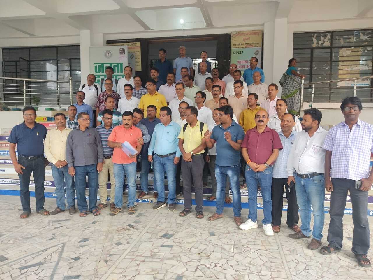 टेट अनिवार्यता के खिलाफ शिक्षक संघ ने सीएम के नाम सौंपा ज्ञापन