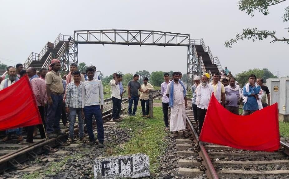 नौ सूत्री मांगों को लेकर मजदूराें ने रेलवे ट्रैक किया जाम