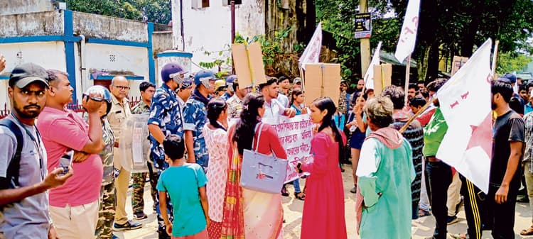 छात्रावास की छात्राओं के शोषण का आरोप प्रधान शिक्षक के खिलाफ थाने के सामने प्रदर्शन