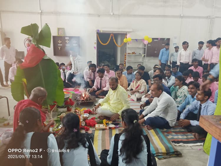 हर्षोल्लास पूर्वक की गयी शिल्पकार बाबा विश्वकर्मा की पूजा