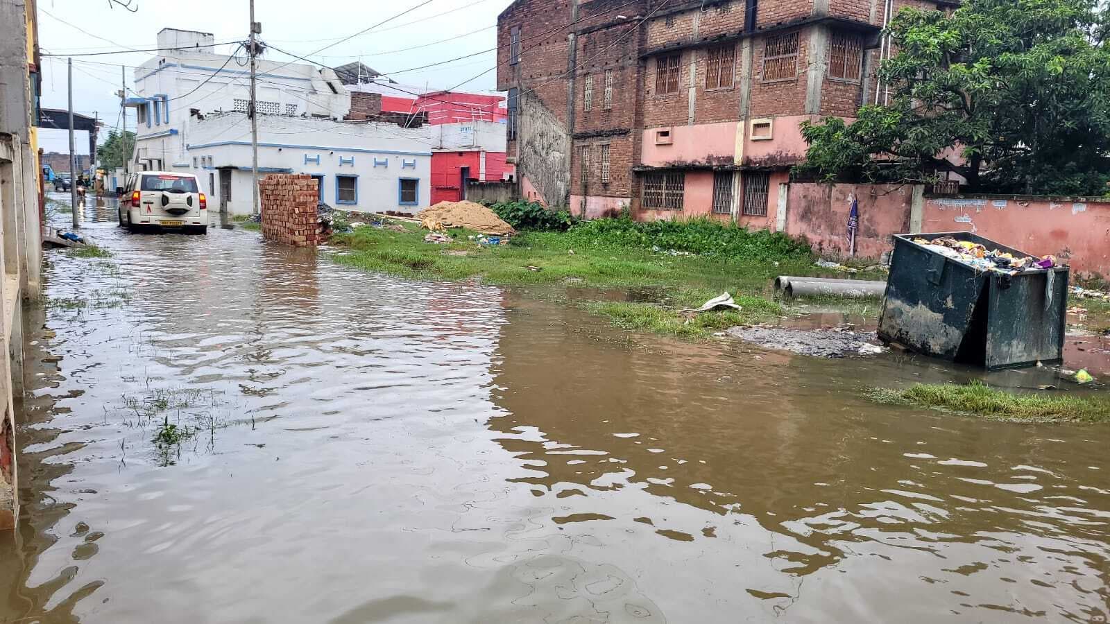 Madhubani News :चार दिनों से मोहल्लों में जमा पानी से लोगों का जीना हुआ मुहाल