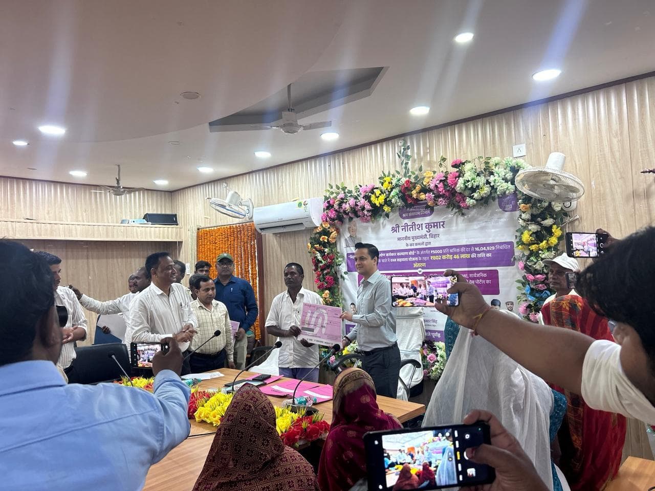 Madhubani News : मधुबनी में 58. 53 हजार श्रमिकों को मिला वस्त्र सहायता योजना का लाभ