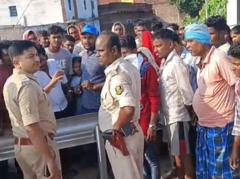 Kaimur News : फुटओवरब्रिज निर्माण की मांग को लेकर ग्रामीणों ने जाम किया एनएच