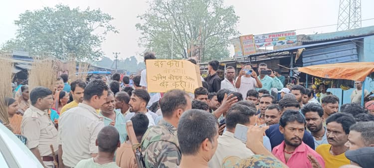 Dhanbad News : कोयला चोरी के खिलाफ सड़क पर उतरे ग्रामीण, पुलिस से नोकझोंक