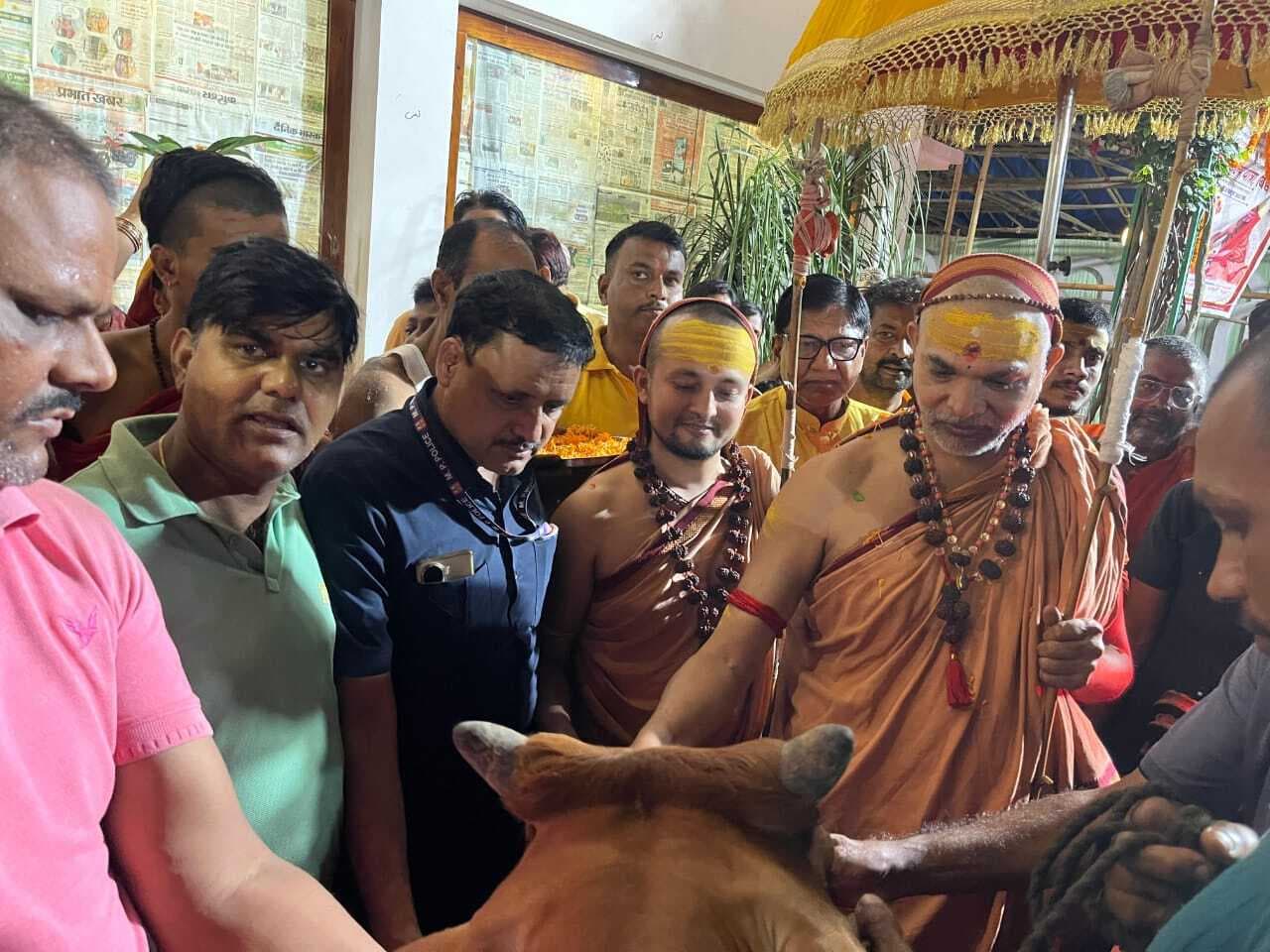 कटिहार पहुंचे जगद्गुरु शंकराचार्य, गो-मतदाता संकल्प यात्रा आज