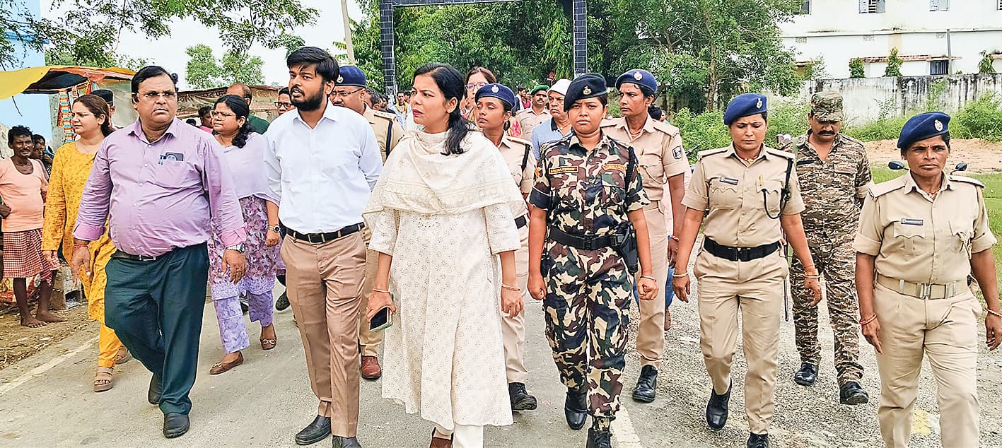 Hajipur News : महुआ और पातेपुर डिस्पैच सेंटरों का डीएम ने किया निरीक्षण