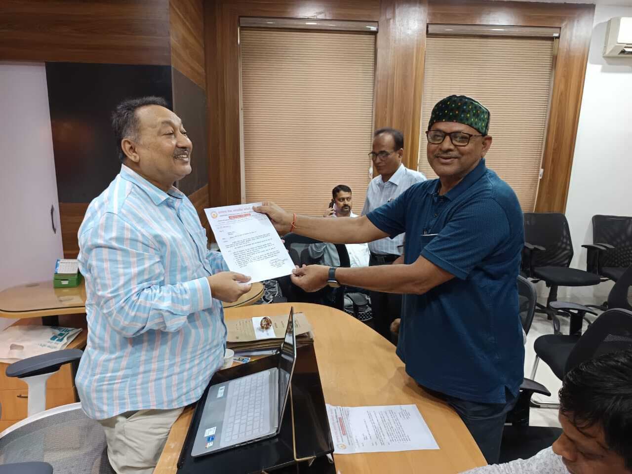 Giridih News :कर्मचारी महासंघ ने सिविल सर्जन को ज्ञापन सौंपा