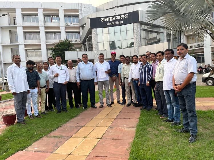 Chaibasa News : टीइटी उत्तीर्ण करने की अनिवार्यता न्यायसंगत नहीं : शिक्षक संघ