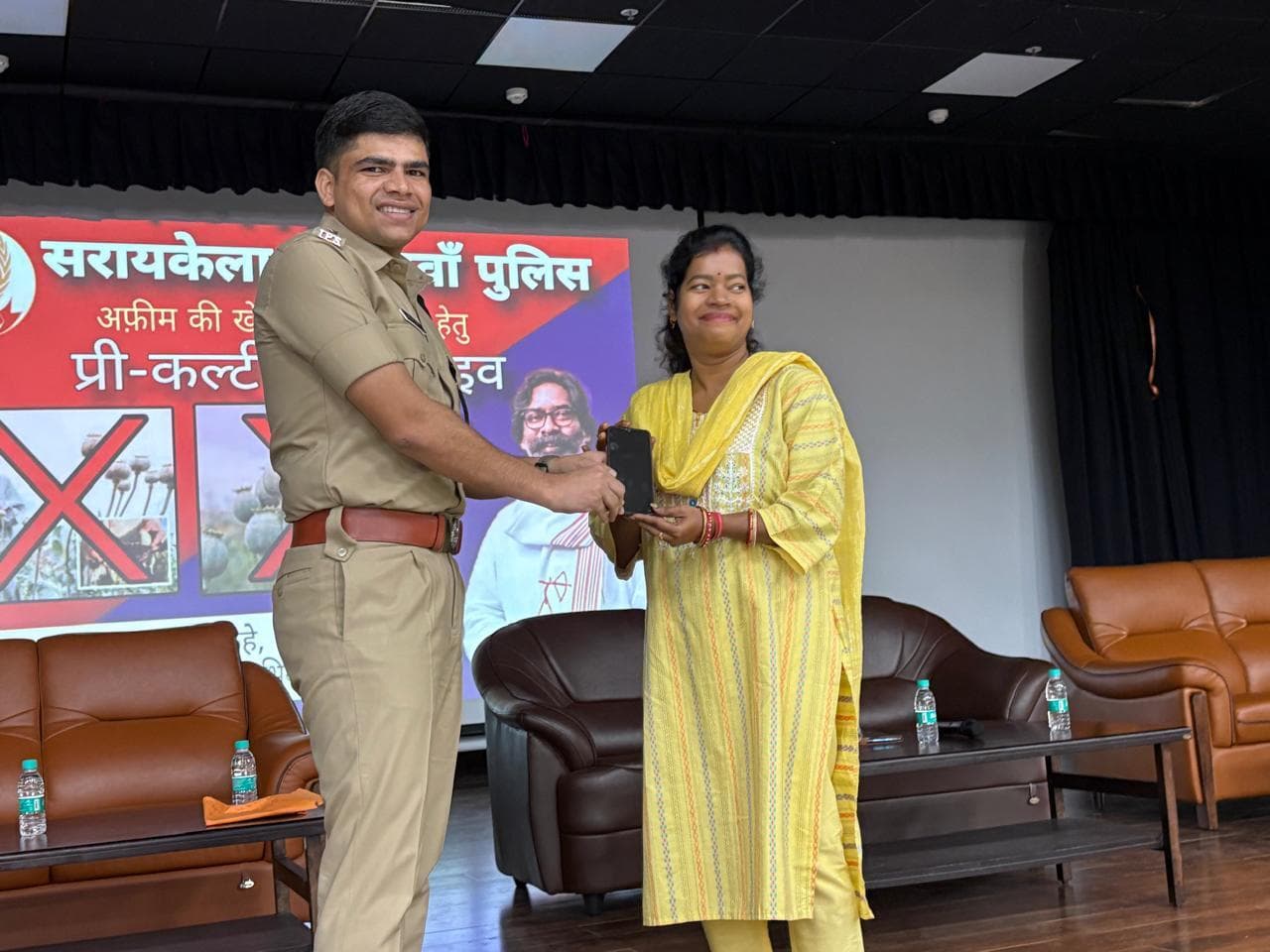 Seraikela Kharsawan News : चोरी व गुम हुए 109 मोबाइल बरामद, 22 लाख की संपत्ति वापस मालिकों को सौंपा