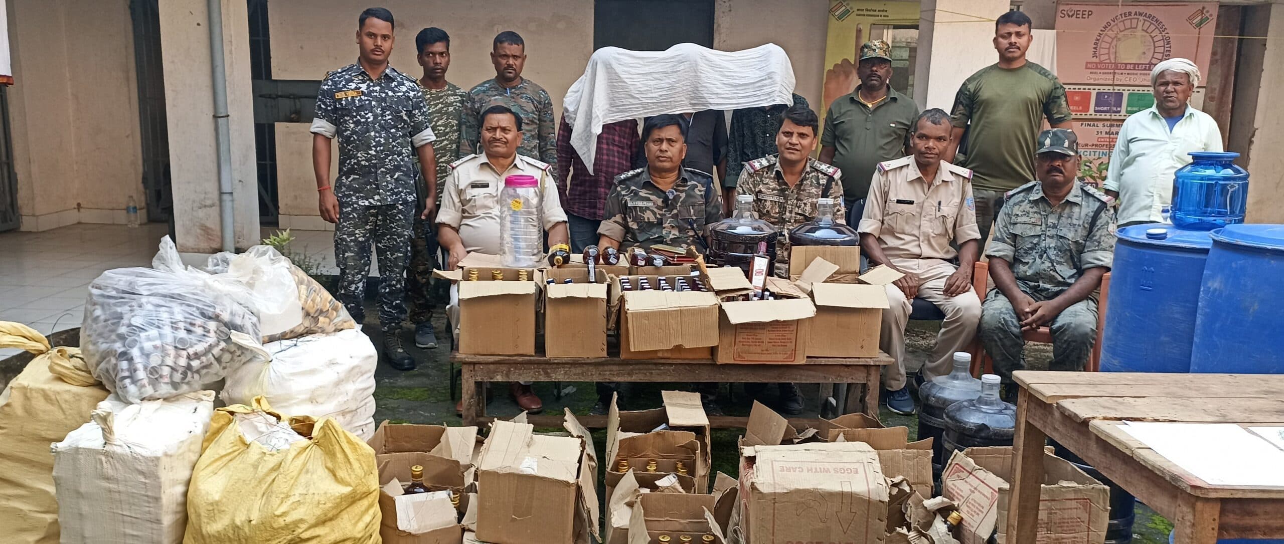 Giridih News :नवनिर्मित मकान में छापा, 494 बोतल नकली शराब जब्त, तीन गिरफ्तार