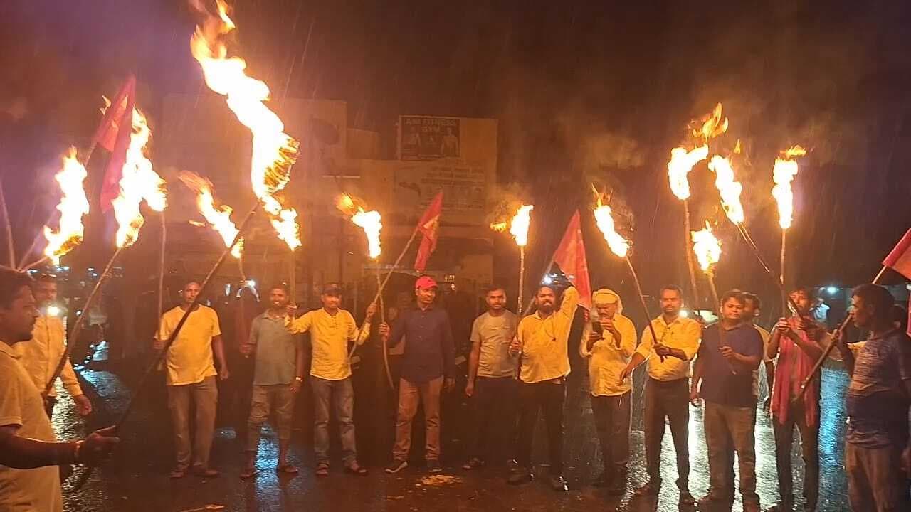 Giridih News :आरवाइए ने मशाल जुलूस निकाल मनाया राष्ट्रीय बेरोजगार दिवस